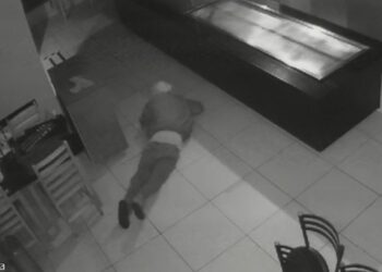 Câmera registra ladrão rastejando em restaurante para furtar celular, veja o vídeo