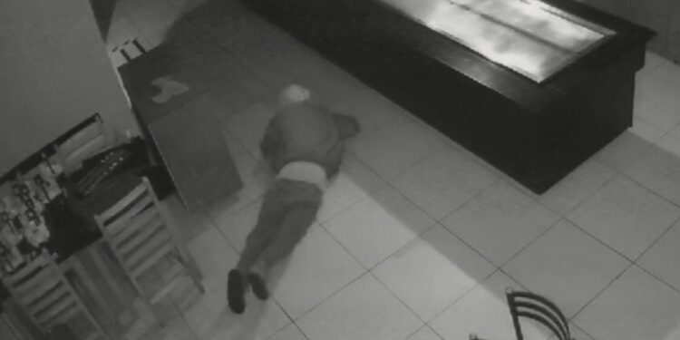 Câmera registra ladrão rastejando em restaurante para furtar celular, veja o vídeo