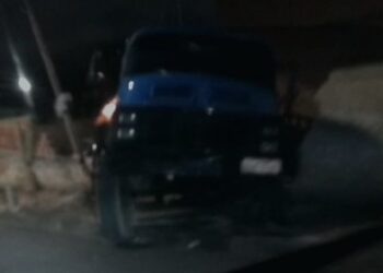 Caminhão desgovernado atinge residência em Curitiba e motorista foge do local