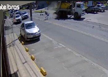 Imagens fortes: Homem morre em acidente gravíssimo entre moto e caminhão