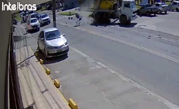 Imagens fortes: Homem morre em acidente gravíssimo entre moto e caminhão