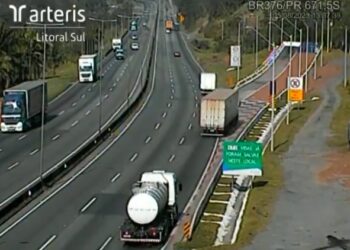 Caminhão utiliza área de escape na BR-376 em Guaratuba