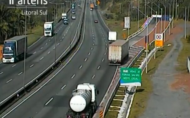 Caminhão utiliza área de escape na BR-376 em Guaratuba