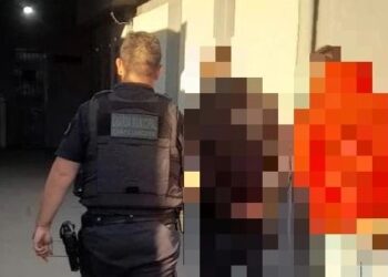 Dupla é presa após roubar bolsa e veículo em casa noturna na RMC