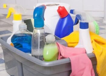 Jovem sofre intoxicação após misturar produtos de limpeza ao lavar banheiro