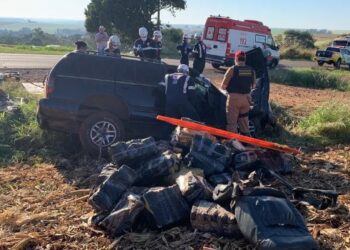 Carro com 900 kg de Maconha capota e motorista fica preso às ferragens, no Paraná