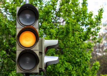 Passar no sinal amarelo não caracteriza culpa em acidente de trânsito, decide TJ/PR