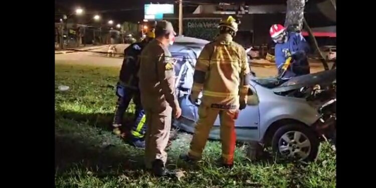 Casal morre ao invadir rotatória e colidir em árvore