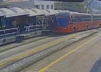 Câmera registrou momento em que biarticulado atingiu plataforma no terminal do Boa Vista