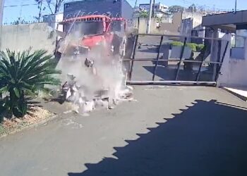 Câmera flagra caminhão invadindo condomínio no Paraná