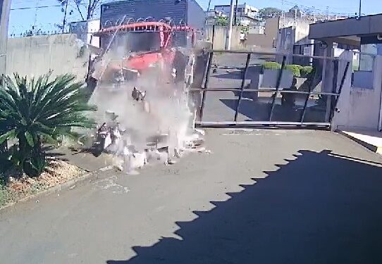 Câmera flagra caminhão invadindo condomínio no Paraná