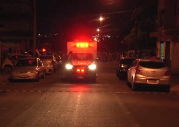 Criminosos abrem fogo contra irmãos e deixam um morto em frente a bar