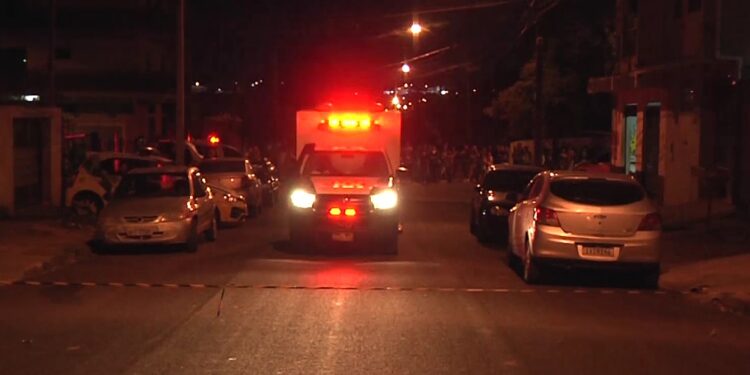 Criminosos abrem fogo contra irmãos e deixam um morto em frente a bar