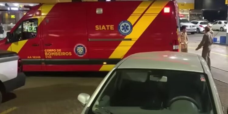 Criança de 2 anos morre após se afogar em tanque de peixes