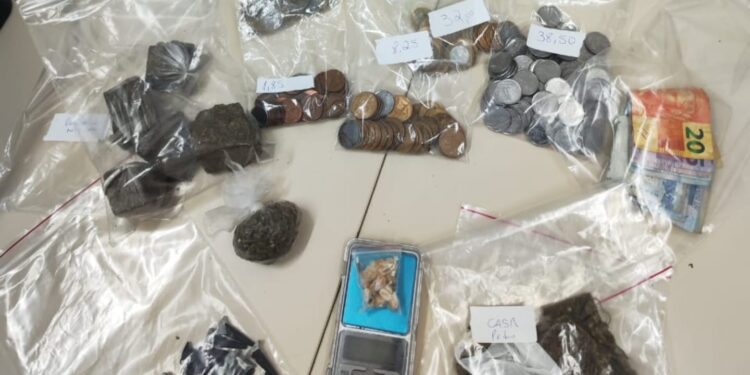 Policiais militares prendem dupla que estaria vendendo drogas na CEASA de Curitiba