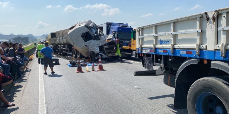 Acidente grave fecha o Contorno Leste, em São José dos Pinhais
