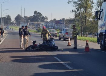 Motociclista morre após cair de moto e ser atropelado por caminhão, no Contorno Sul