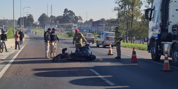 Motociclista morre após cair de moto e ser atropelado por caminhão, no Contorno Sul