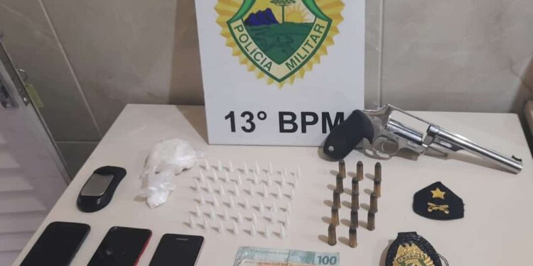 Polícia militar prende traficante, apreende drogas e Magnum 44