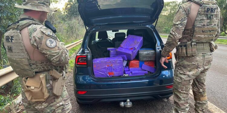 Após fuga, PRF apreende mais de 400 quilos de maconha no Paraná