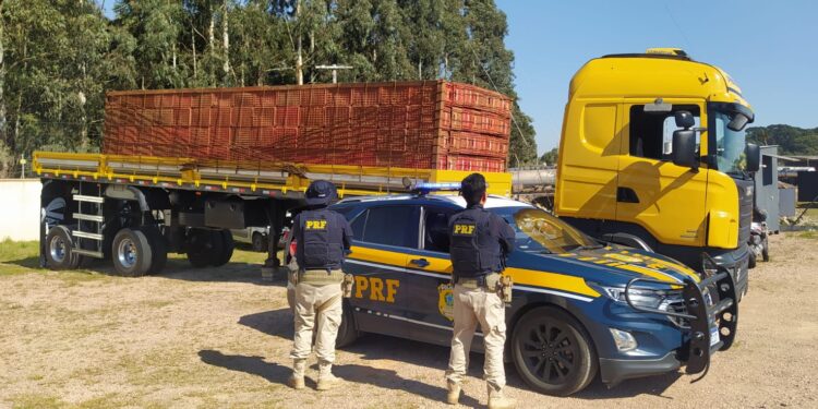PRF apreende caminhão com suspensão totalmente irregular na região metropolitana de Curitiba, veja o vídeo