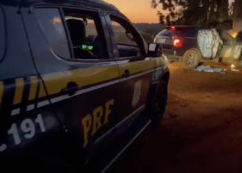 Veículo bate e pega fogo ao fugir da PRF