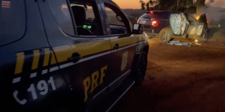 Veículo bate e pega fogo ao fugir da PRF