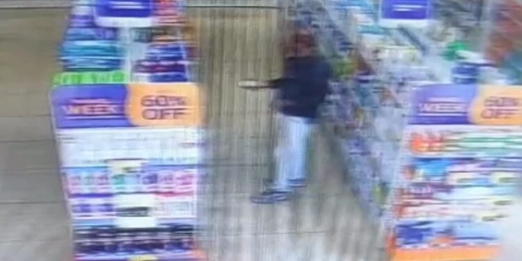 Ladrão vitaminado? Câmera registra indivíduo furtando mais de R$ 300 reais em vitaminas, veja o vídeo