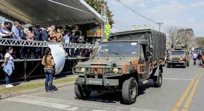 Tem mudança no trânsito e ônibus: Auto da Independência e desfile no Pinheirinho abrem a Semana da Pátria em Curitiba