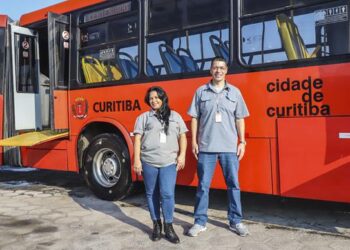 Cobradora e motorista de ônibus ajudam idoso a recuperar mochila esquecida em biarticulado em Curitiba