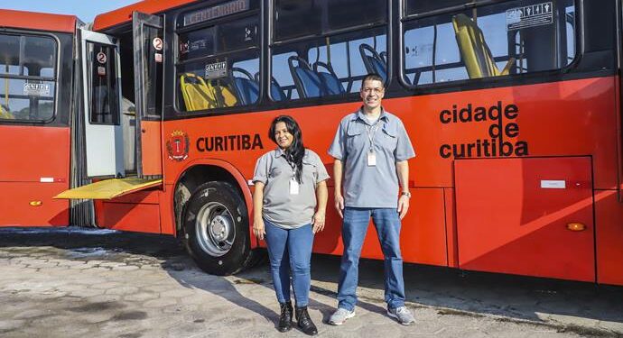 Cobradora e motorista de ônibus ajudam idoso a recuperar mochila esquecida em biarticulado em Curitiba