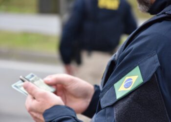 PRF flagra motocicleta com mais de R$ 70 mil em multas no Paraná