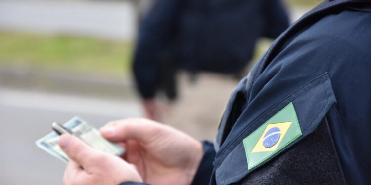 PRF flagra motocicleta com mais de R$ 70 mil em multas no Paraná