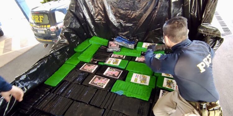 PRF apreende, em fundo falso de carreta, 1 tonelada de maconha no Paraná