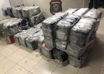 PF e Marinha interceptam navio com 3,6 toneladas de cocaína no mar