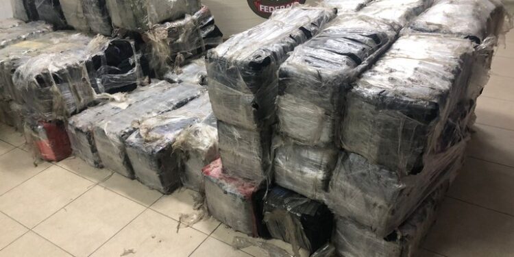 PF e Marinha interceptam navio com 3,6 toneladas de cocaína no mar