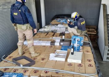 PRF apreende mais de 3 mil litros de vinho importados ilegalmente no Paraná