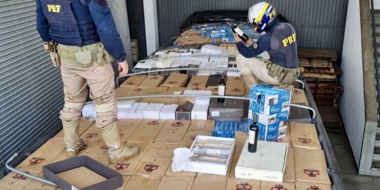 PRF apreende mais de 3 mil litros de vinho importados ilegalmente no Paraná