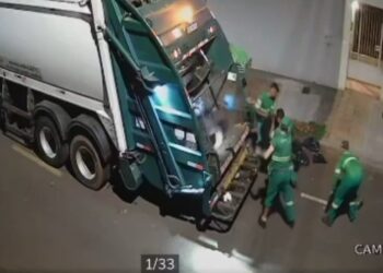 Trabalhadores da coleta de lixo são detidos após abandonarem suposto artefato explosivo na rua, veja o vídeo