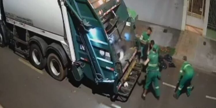 Trabalhadores da coleta de lixo são detidos após abandonarem suposto artefato explosivo na rua, veja o vídeo