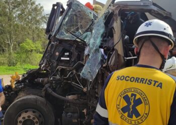 Motorista de carreta carregada de combustível morre em colisão traseira na BR-277