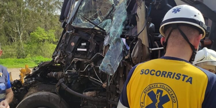 Motorista de carreta carregada de combustível morre em colisão traseira na BR-277