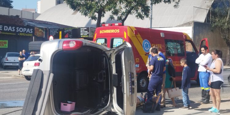 Capotamento na rápida do Portão deixa trânsito complicado na região