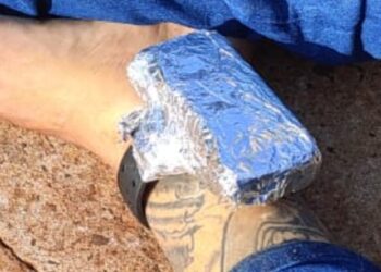 Criminoso que assaltou policial e roubou a arma dela morre em confronto com a PM; ele estava com tornozeleira eletrônica embalada