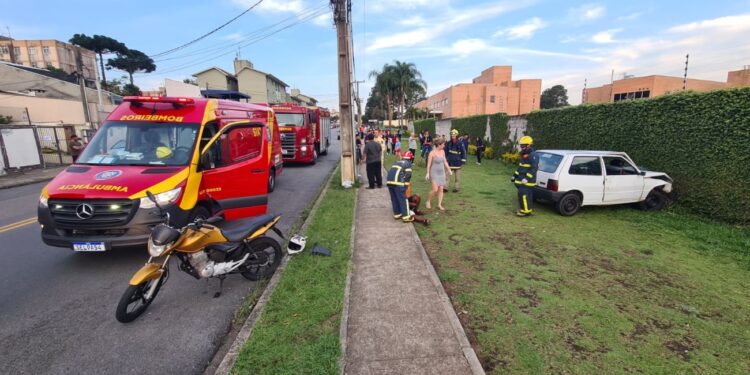 Motorista se perde ao tentar fazer retorno proibido, bate em motociclista e atropela pedestre que é prensada em muro