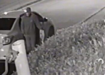 Criminosos em veículo Logan branco estão furtando carros em Curitiba, veja o vídeo como agem