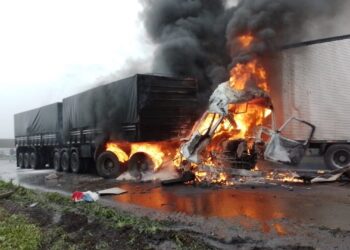 Pelo menos 5 pessoas morreram em engavetamento envolvendo mais de 30 veículos na BR-277