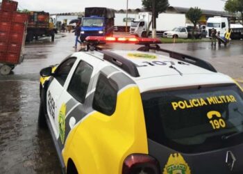 Mulher em trabalho de parto fica presa no congestionamento e acaba surpreendida por PMs que abriram o caminho