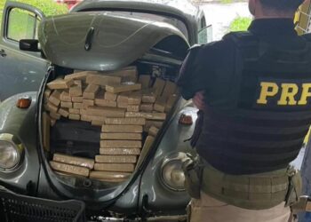 PRF apreende fusca com 153 quilos de maconha no Paraná