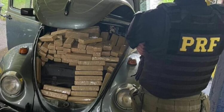 PRF apreende fusca com 153 quilos de maconha no Paraná